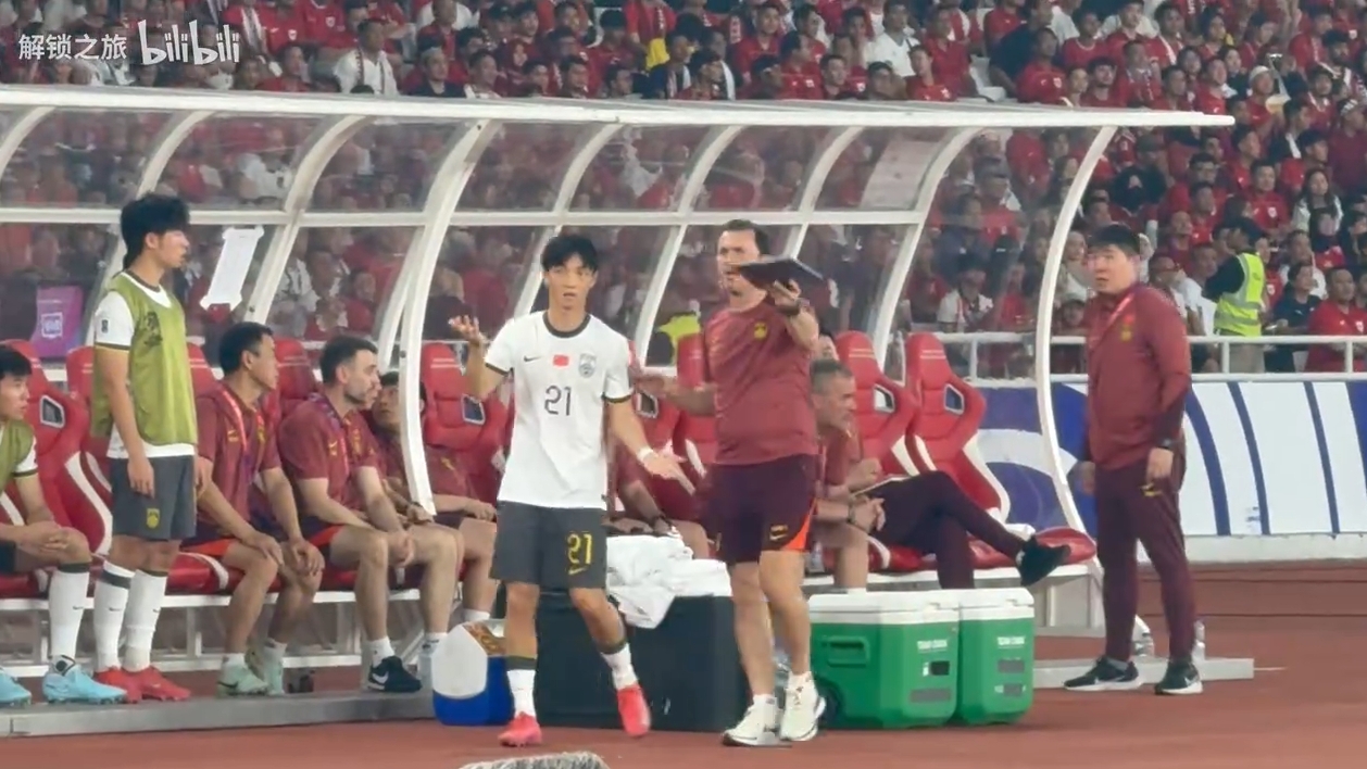 媒體人：國足換人“認(rèn)錯(cuò)人”是溝通失誤，后面是受傷改變換人策略