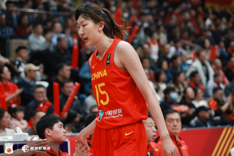 絕對(duì)的高度優(yōu)勢(shì)！中國(guó)女籃籃板44-20領(lǐng)先日本女籃 前場(chǎng)板16-5
