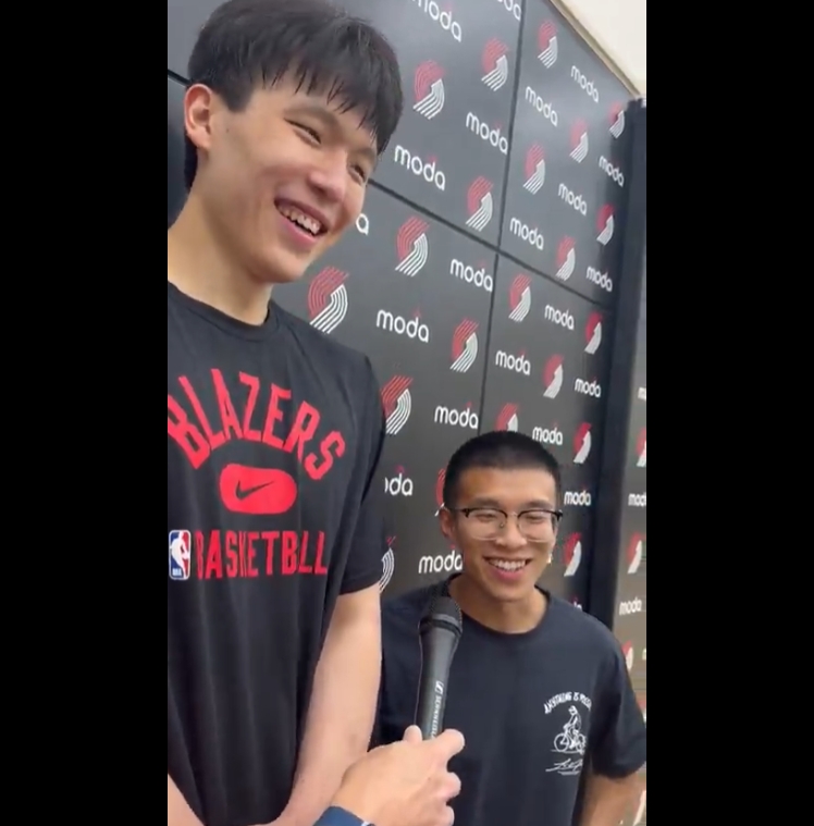 ??楊瀚森首次訓練后采訪 翻譯Chris再次收獲開拓者記者好評