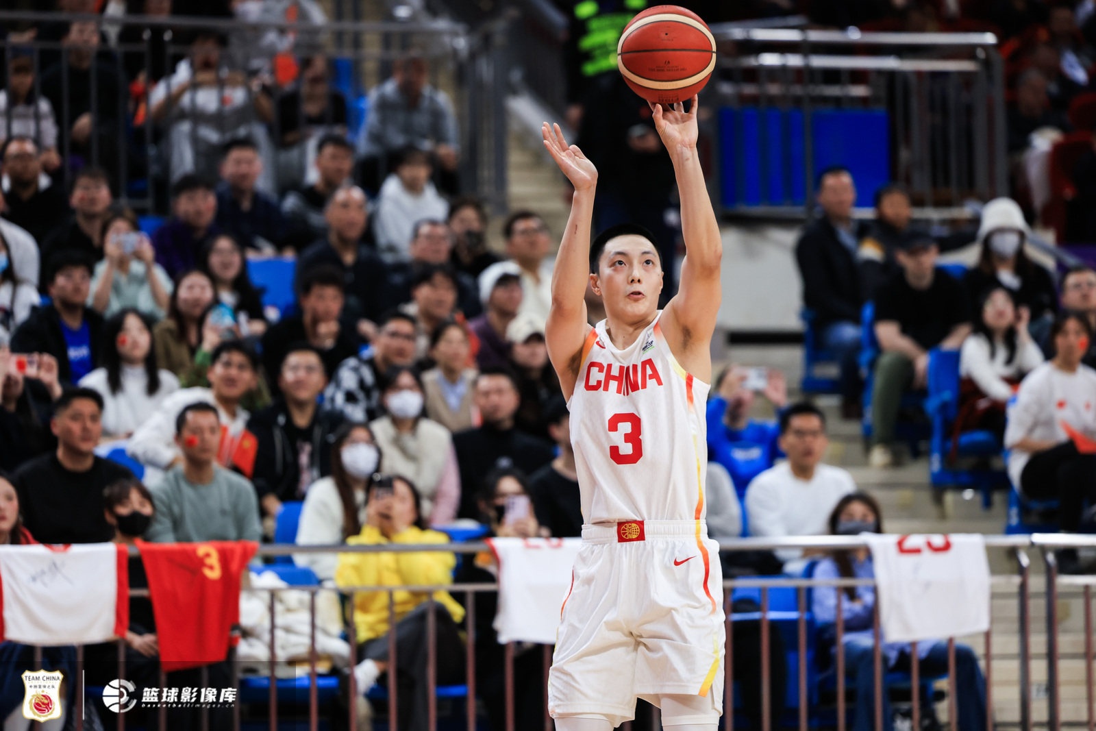 媒體人：胡明軒登場30分鐘僅2分 作為經驗豐富后衛(wèi)的確不合適