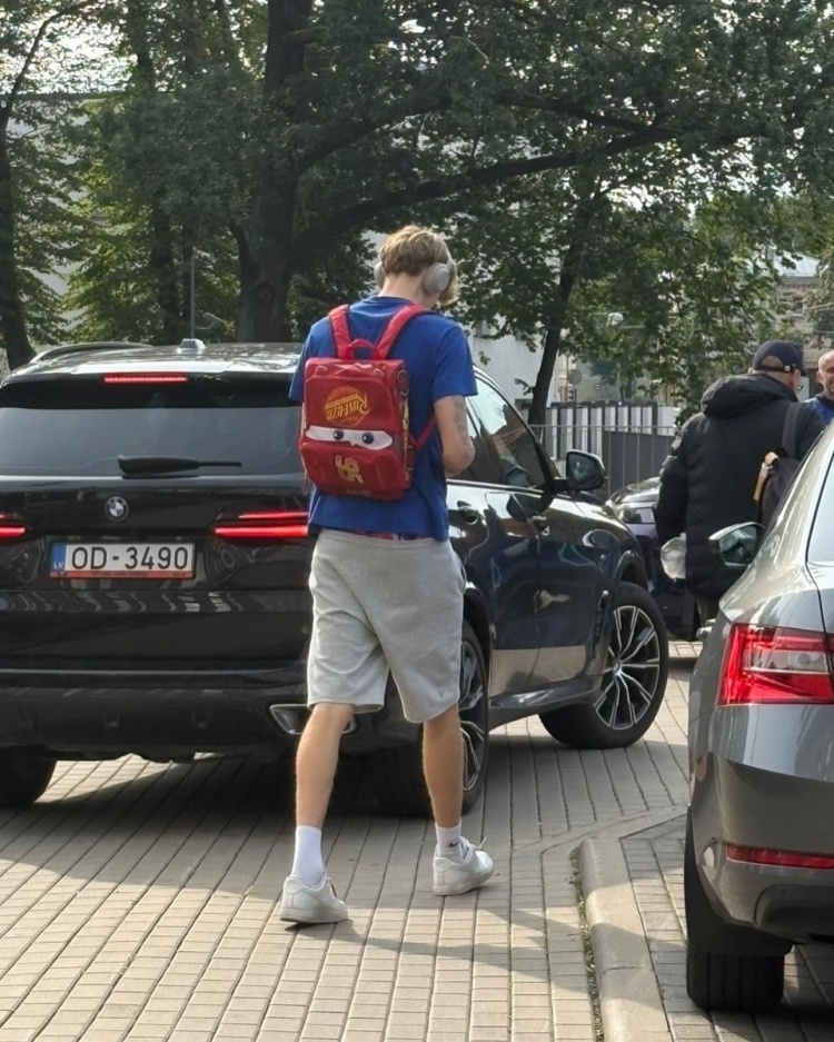 背上我心愛的小書包！賽前穆里寧背著一個卡通小書包前往球館