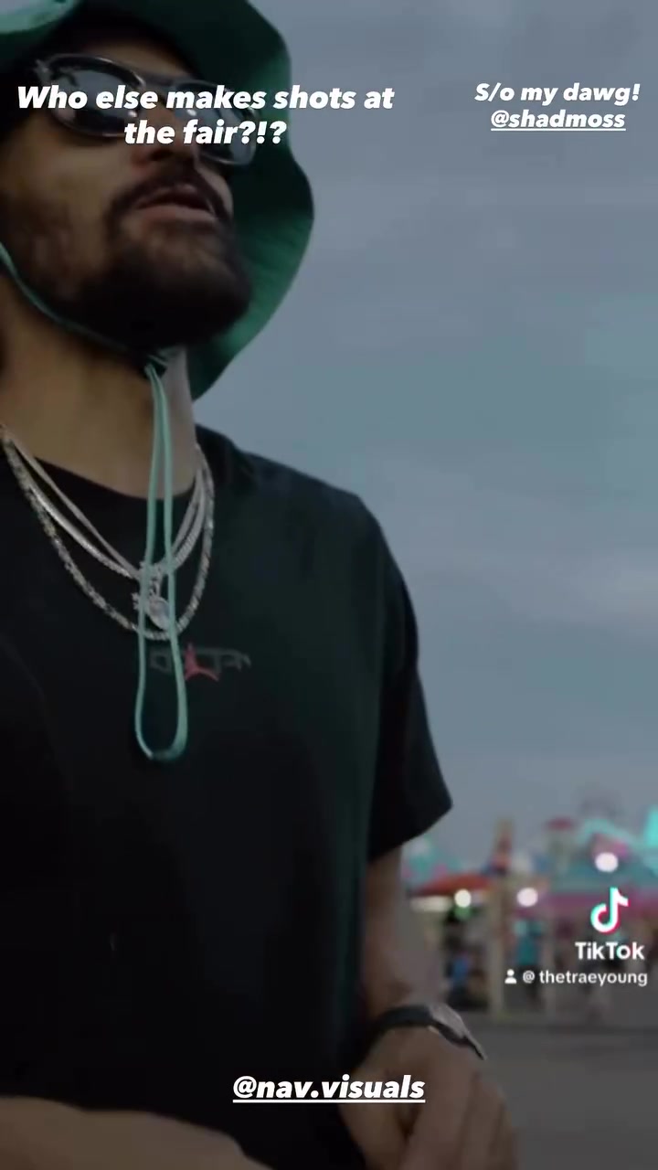 滿級(jí)大佬突襲新手村！特雷-楊游樂(lè)場(chǎng)玩投籃游戲 連進(jìn)6個(gè)拿走獎(jiǎng)品