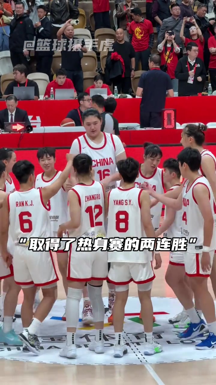 打卡雙塔！尤文圖特女籃賽后找到韓旭和張子宇進(jìn)行合影