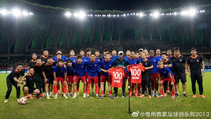 梅州客家球員廖均健、羅德里格 代表球隊出戰(zhàn)第100場正式比賽