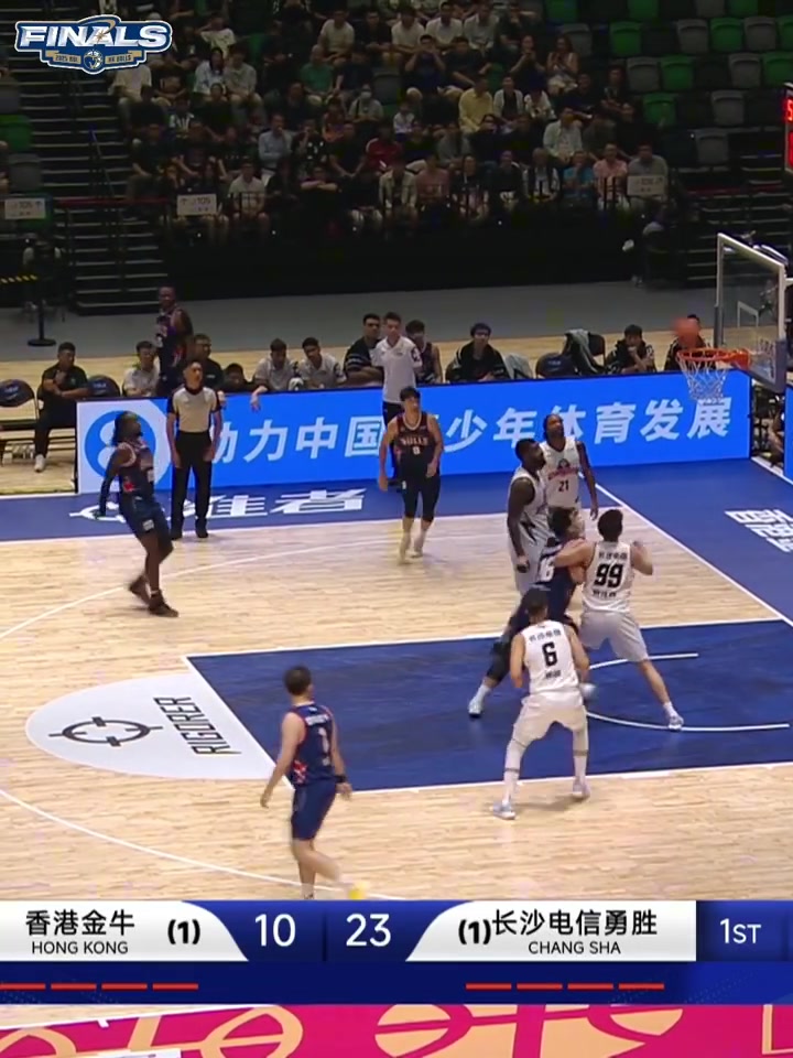 克羅斯頻頻在內(nèi)線打成 為球隊貢獻(xiàn)出18分6籃板5助攻的亮眼成績！