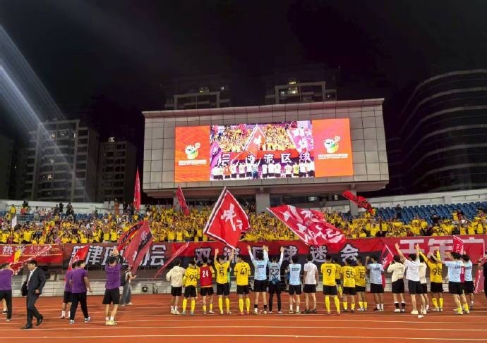 川超揭幕戰(zhàn)，成都隊6-0大勝遂寧隊，21000余名球迷現(xiàn)場觀戰(zhàn)