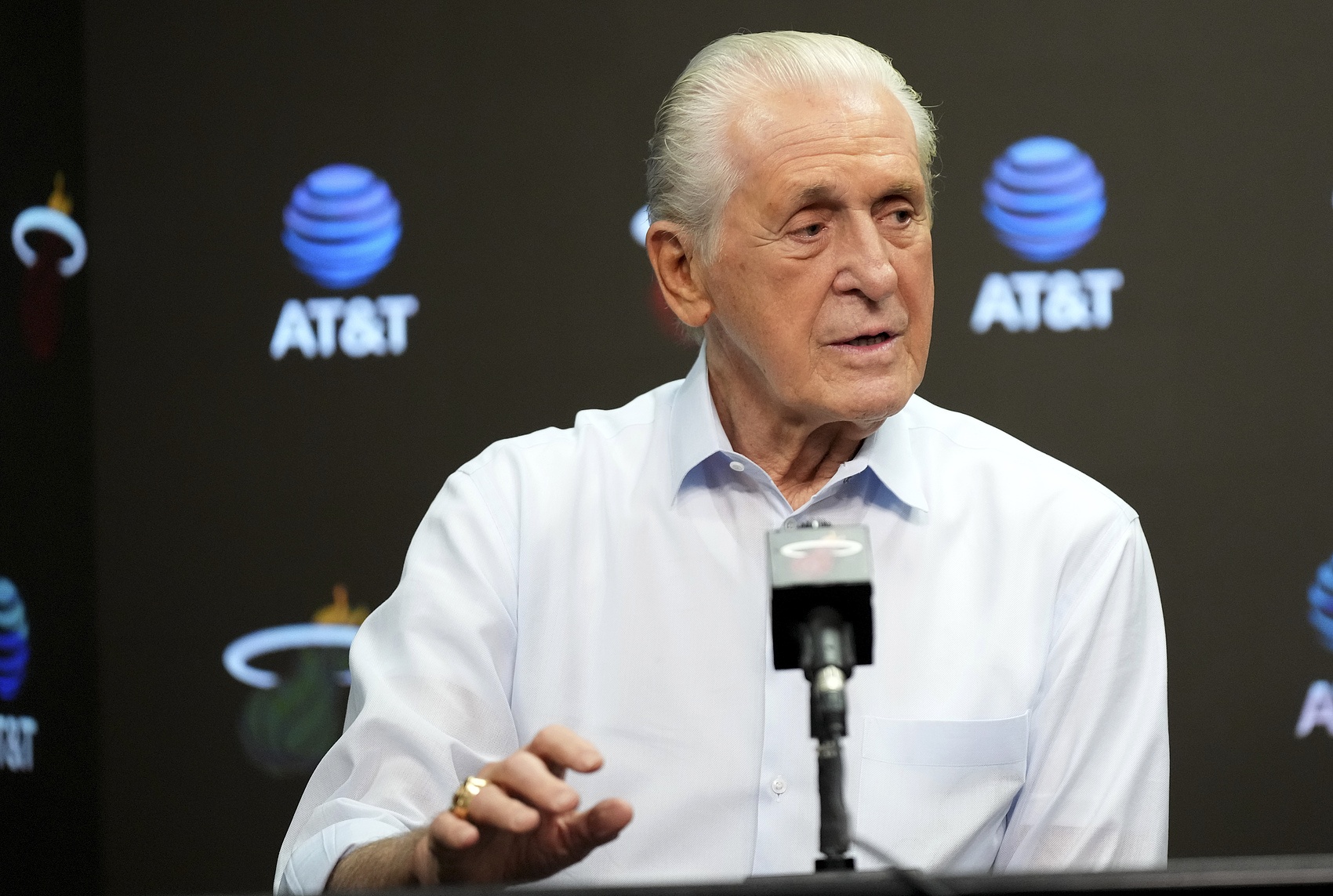 維金斯去湖人？NBA高管：萊利會(huì)幫詹姆斯？他還在生氣呢