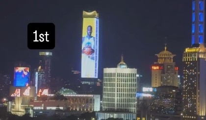 亮相中國上海外灘巨幕！追夢：媽媽我做到了 永懷感恩！