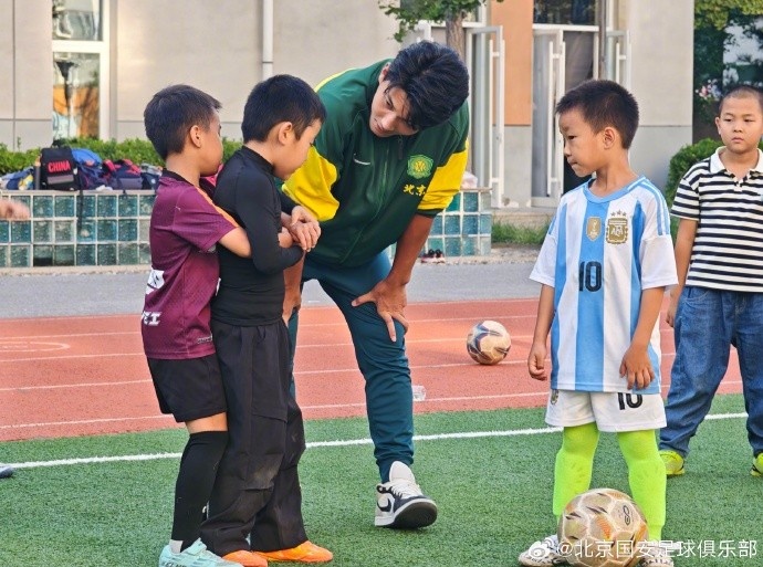 國安球員走進北京小學(xué)翡翠城分校，開展足球公益課活動