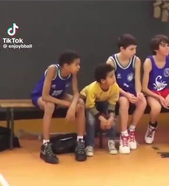 ??很喜歡生氣砸球啊！小時(shí)候的文班亞馬是怎么打球的？