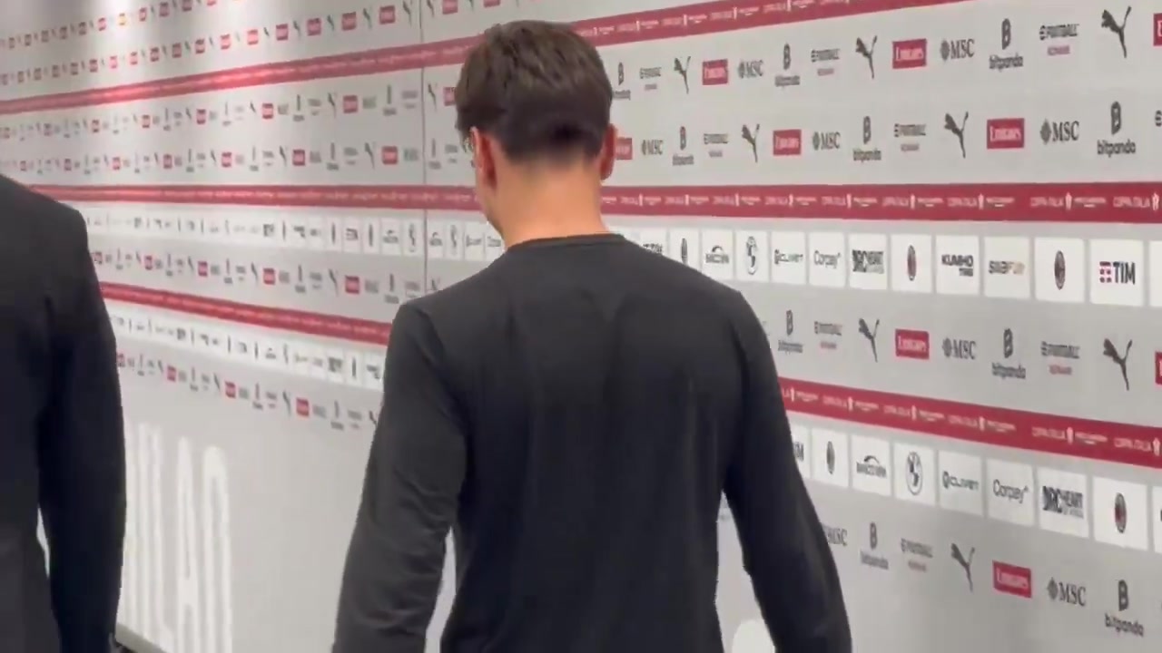 米蘭傷員亞沙里在圣西羅露面，回應(yīng)記者提問：挺好的，好多了