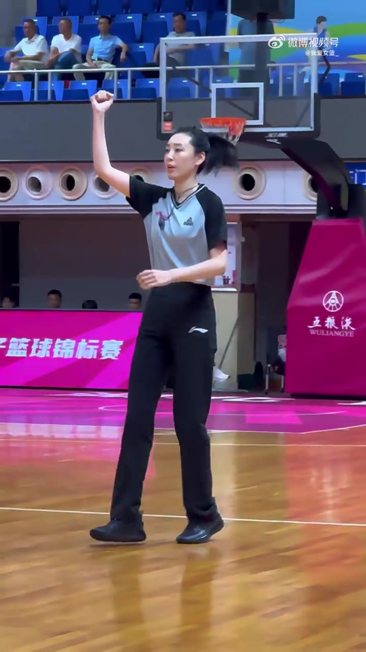 又美又颯！全國(guó)女籃錦標(biāo)賽的女裁判王陽成賽場(chǎng)上另一道靚麗的風(fēng)景