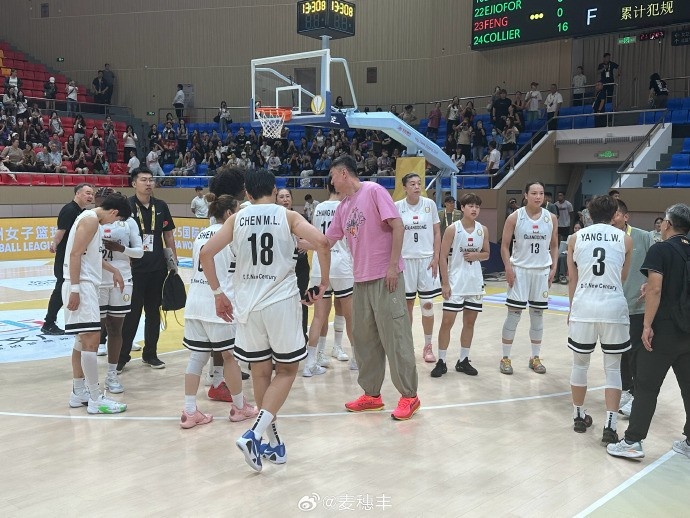 殺進(jìn)FIBA亞洲女籃聯(lián)賽決賽！杜鋒賽后跟廣東女籃全隊(duì)致意