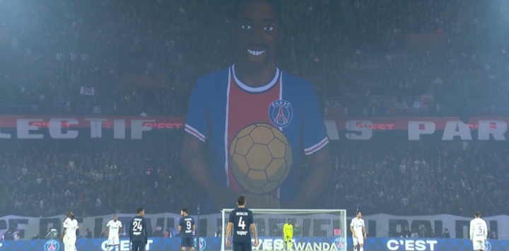 球迷展示巨型TIFO，慶祝登貝萊喜提金球獎(jiǎng)和恩里克獲頒克魯伊夫獎(jiǎng)
