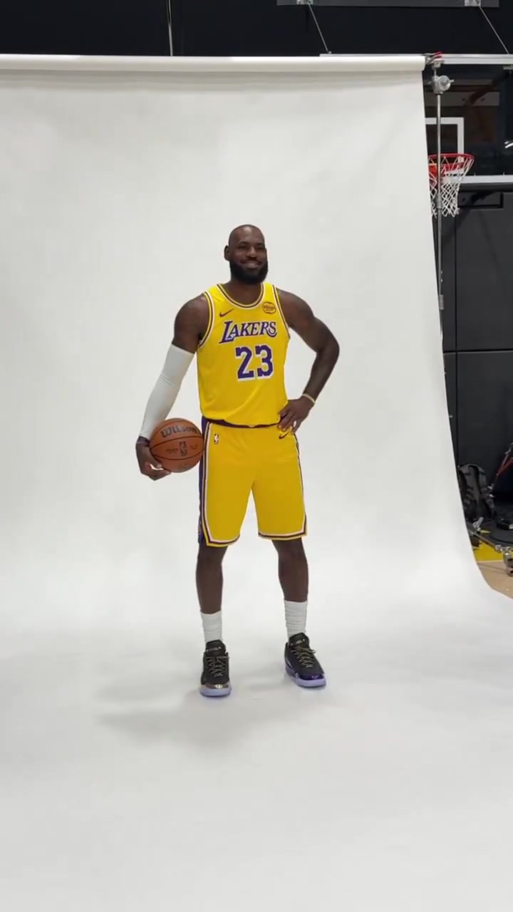 NBA官推曬詹姆斯拍攝定妝照：LBJ參加史無前例的第23個(gè)媒體日！